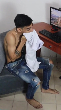Sesso amatoriale vero, il mio bellissimo fratellastro va nella sua stanza e vedo che si tocca il pene