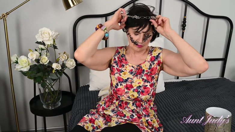 Aunt Judy's: Mosterjudys - 63år Mogna Håriga GILF Minia Onanerar I Sängen