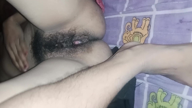Pede: La ragazza si è tolta i vestiti e si è arrampicata su...