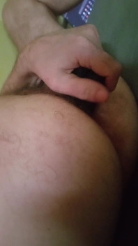 Deliğimle oynuyorum, sikin içimde gibi, sana siktiğim götümü sikmeni söylüyorum!