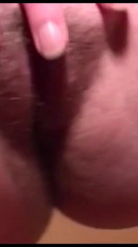 Behaarte muschi, blondes mädchen spielt mit dildo