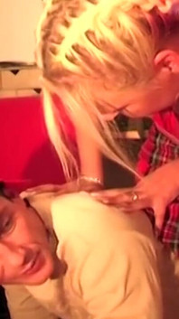 Ahegao blonde menjilat zakar berdenyut meludah