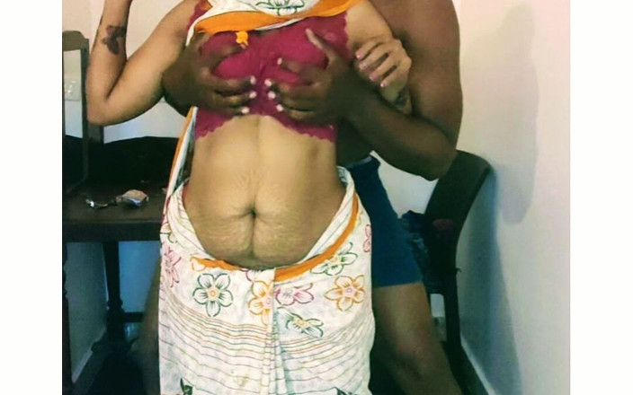Tamilnaduu: Sexy indická tetička Mallu šuká sexy sárí