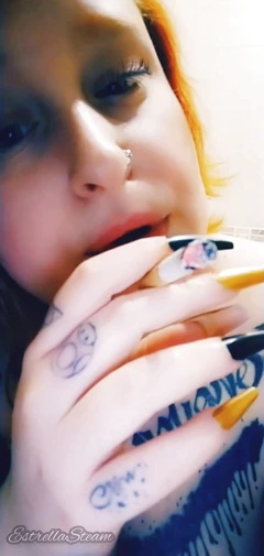 Đam mê hút thuốc và móng tay dài không có âm thanh