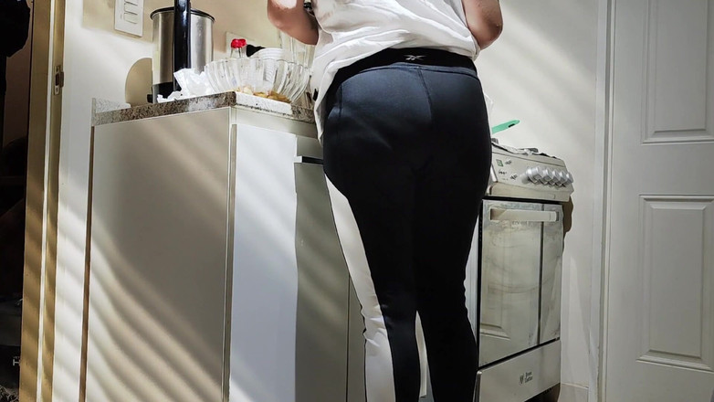 catqueen: वह मुझे किचन में बहकाता है और मेरी चूत में खीरा डालता है, फिर खड़े होकर मुझे चोदता है।