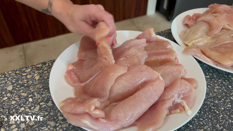 XXLTVFR: Kitchen Sex in Front of a Friend