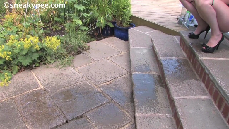 UK Piss Sluts: Holly's blowjob dillema