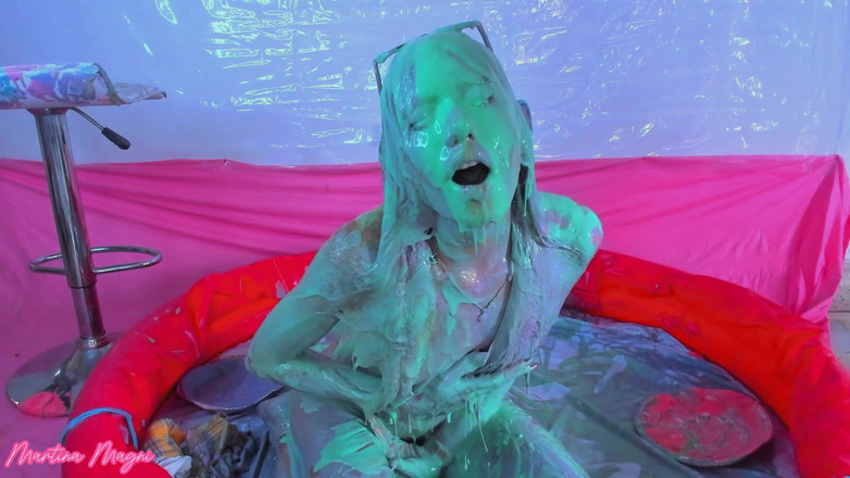 MartinaMagni: ワッ!!マルティナは色とりどりのスライムの塊で罰せられます