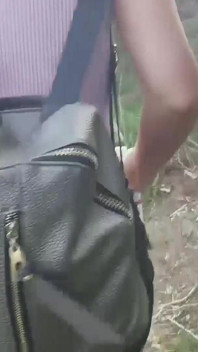 Mooie babe Kimber Lee krijgt een enorme lading tijdens een wandeling!
