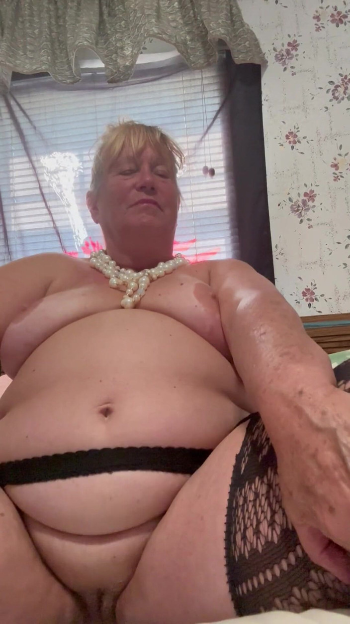 Big Ass 4 U: Slutty Granny Shows up Close Cunt