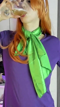 Scooby ile puv daphne kostümlü geğirme yarışması