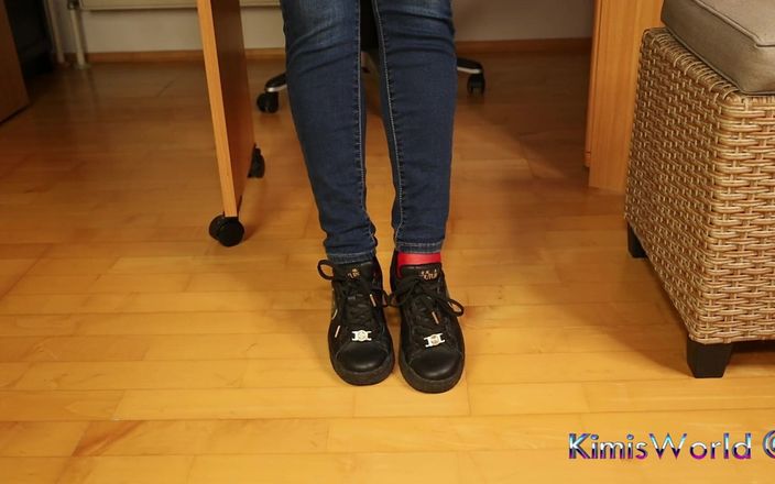 KimisWorld: Rode netkousen, sportschoenen en bungelend plagen