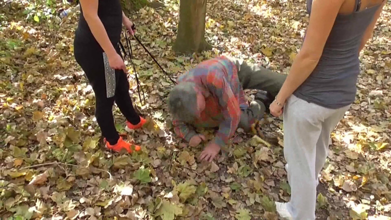 Femdom Austria: Melatih hamba peliharaan tua mereka di dalam hutan