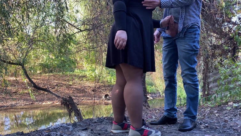 OurFetishLife: Une BBW tient ma bite en se masturbant dehors