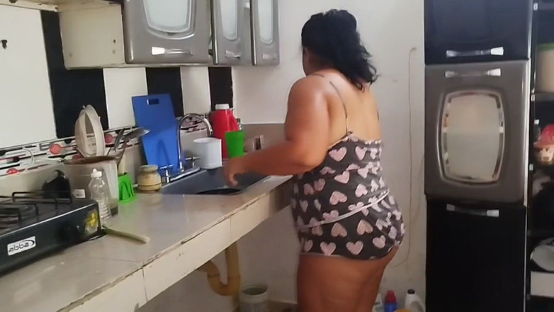 Adribella69: 이 하녀를 고용, 그녀는 그녀의 큰 엉덩이를 보여주는 그 반바지와 함께 들어왔어