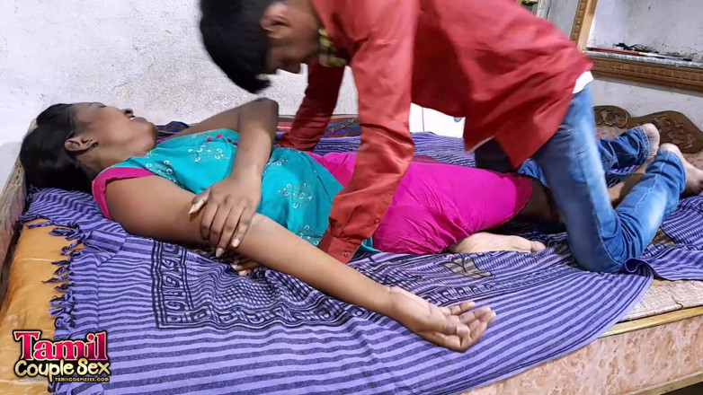 Tamil Couple Porn Videos: Verdammt heißes indisches mädchen kommt in ihre enge muschi, sie...
