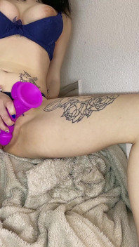 Brunette orgasme op de trap
