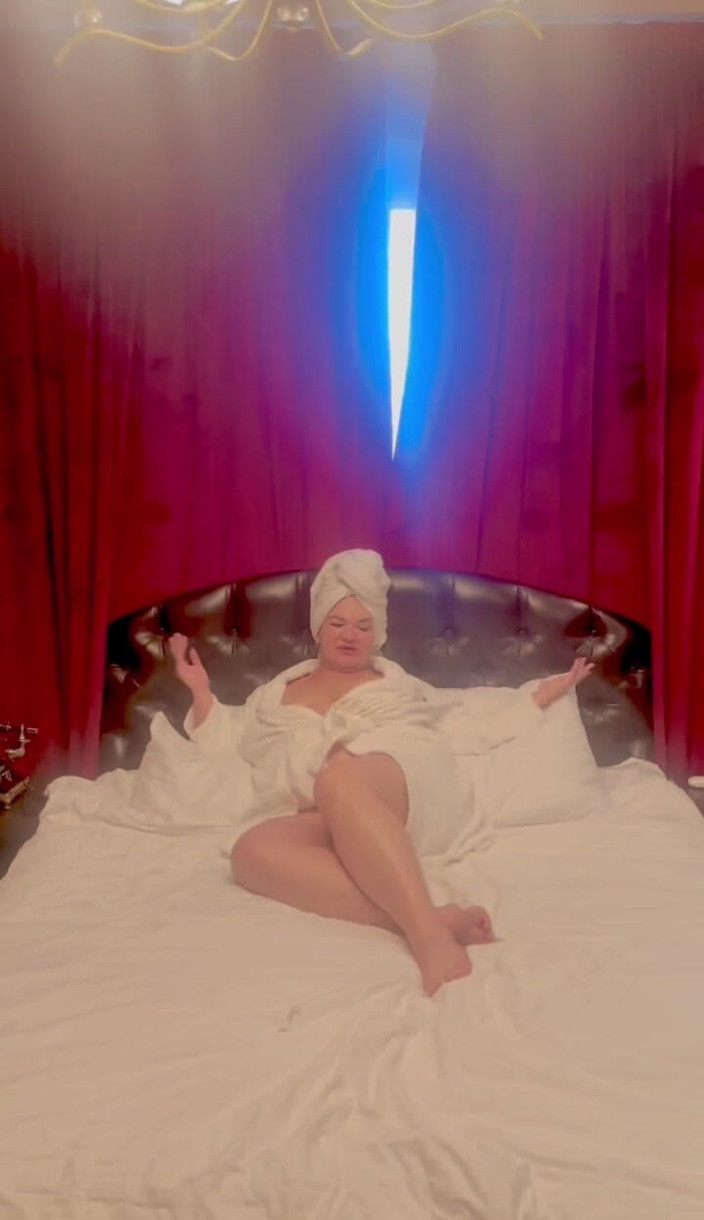 KarmenMilf: bare stan aur gand vaali sauteli mammi apne gile chhed...