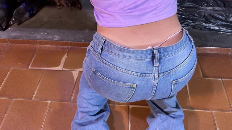 SugarPose: Cassandra, plombier désemparée, essaye de réparer les tuyaux