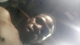 Prezervatifle seks için onu uyandırıyor