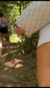 Opuštěná stezka s těmi dvěma brunetkami s velkým zadkem