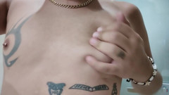 Idmir Sugary: Mostrando seni tatuati e capezzoli con piercing - Seni stringi e...