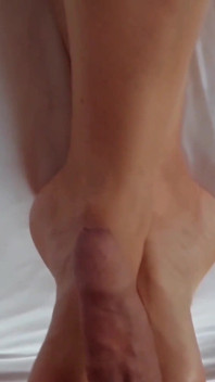 Rijpe blonde amateur vrouw footjob en strak poesje creampie seks