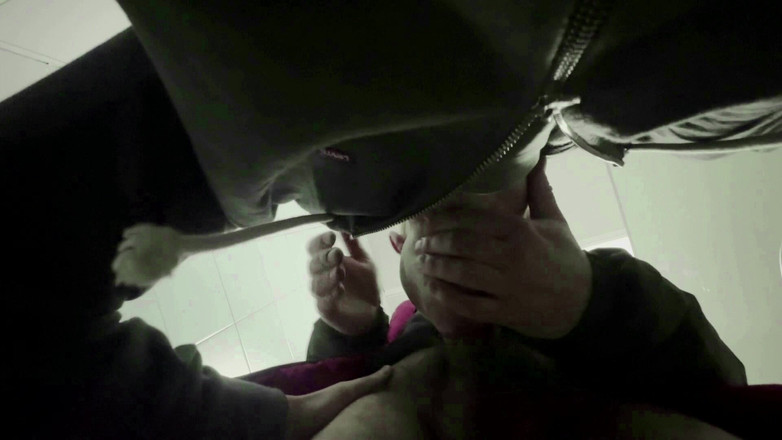 Throateman: Öğretmenin kalın sözü halka açık tuvalette berbat. Bir öğrenci için tokat