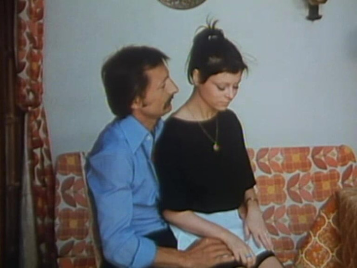 Java Consulting: Brigitte Lahaie，Annouchka和marion webb在场景8中的热辣阴道抚摸：“secrétaire Sans Culotte”（1979）