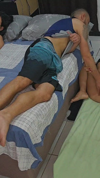 Ehefrau Teilt Zimmer Mit Ihrer Freundin Und Ihrem Ehemann