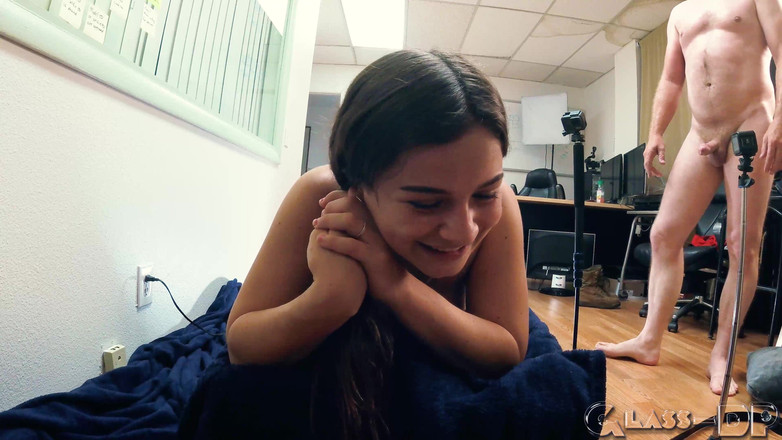 GLASSDP: Lala'nın amcığı sert pornoya girilmek için külotunu çıkarıyor