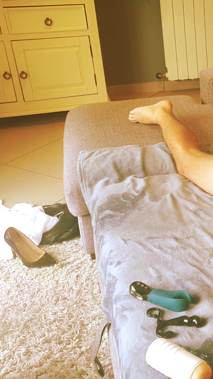 Spencer: 동료가 여자친구를 보내줬어요. 침대에서 놓아주는 법을 배우는 거만한 작은 MILF 그녀는 내 몸에 흥분한다.