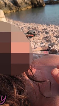 Risicovolle seks op een naaktstrand in Spanje: ze wordt aangeraakt terwijl ze naakt is