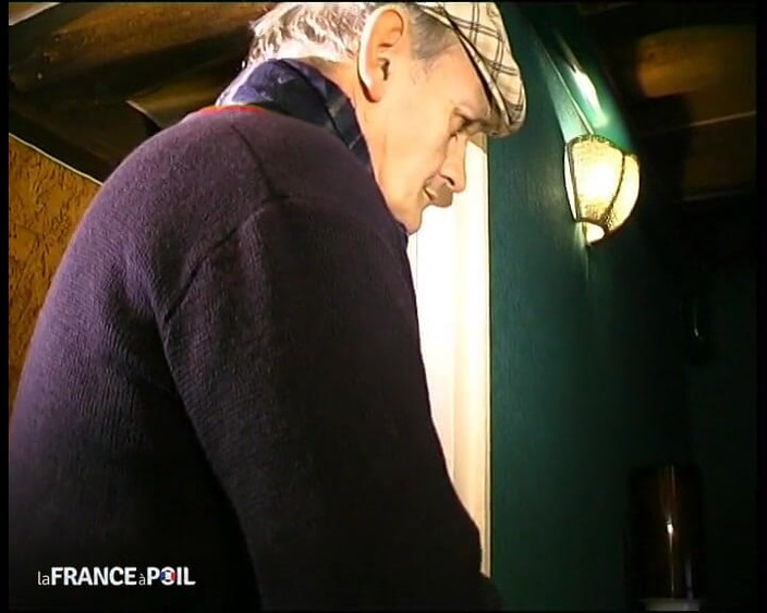 Rue Chaude: Un papi paye une pute pour la regarder se faire...