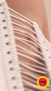 Küçük memeli seksi esmer ıslak amcığını tatmin ediyor