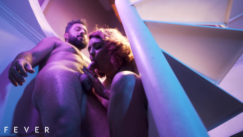 Fever Films: Genç çift yangın merdivenlerinde sikişiyor