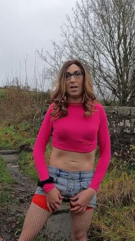 Awek transeksual berkelip stoking merahnya