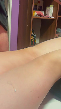 Skutečné amatérské domácí honění výstřik Sexy flip flop nohy