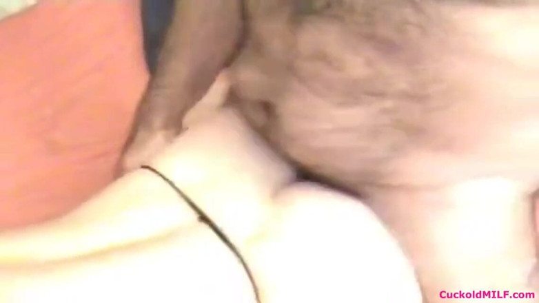 Cuckold MILF: Suami banci tante seksi merekam istrinya dan pria asing yang...