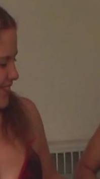 Dvě zamilované blondýnky nechaly moderátora sledovat, jak se navzájem šukají robertkem