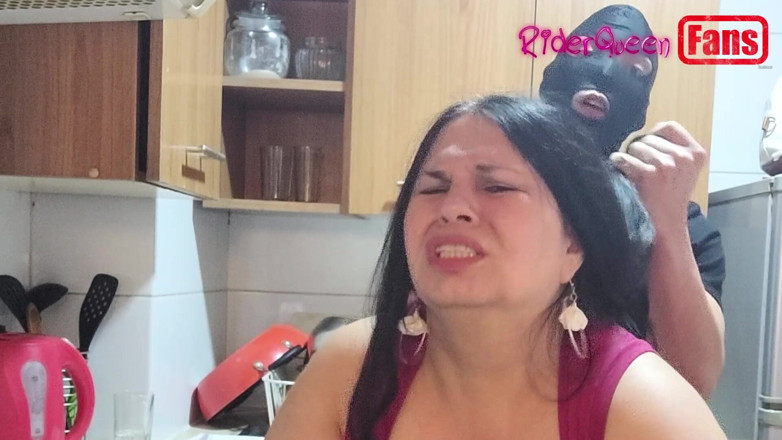 Riderqueen: 팬을 위한 동영상: 부엌에서 나를 따먹는 가면을 쓴 젊은 남자