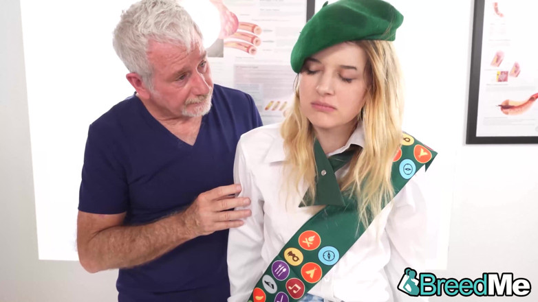 BreedMe: 68-letnia doc wypełnia żyzną dziurę blondynki ślicznotki