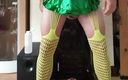 One2chris Gaystuff: Curvă crossdresser în fustă verde cu plasă galbenă și corsaj negru își deschide...