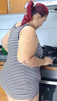 Ibu tiri membenarkan saya mengongkeknya di dapur
