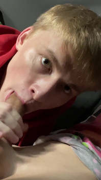 Il giovane gay Aiden succhia il grosso cazzo del suo fidanzato matty in macchina