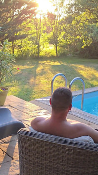 Mijn cuckold man filmt een minnaar die me hard neukt op het terras bij het zwembad