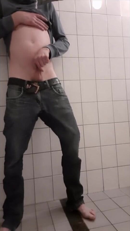 MeMySelfAndMyOwn: Handjob bis zum abspritzen im badezimmer