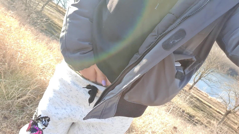 TheloveStory: Nadržená dívka u jezera se dotýká mokré kundičky