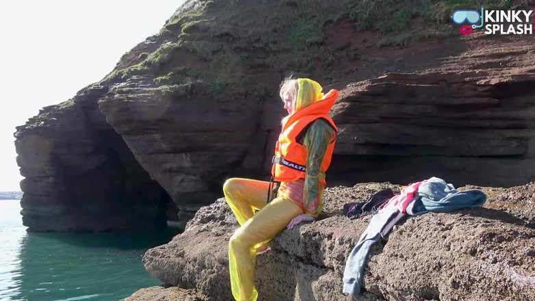 UKCuteGirl Lucy Lauren: Une camisole de sauvetage, du pvc et du néoprène trempées...