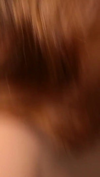 奶子玩油。玩弄抹油的胸部。